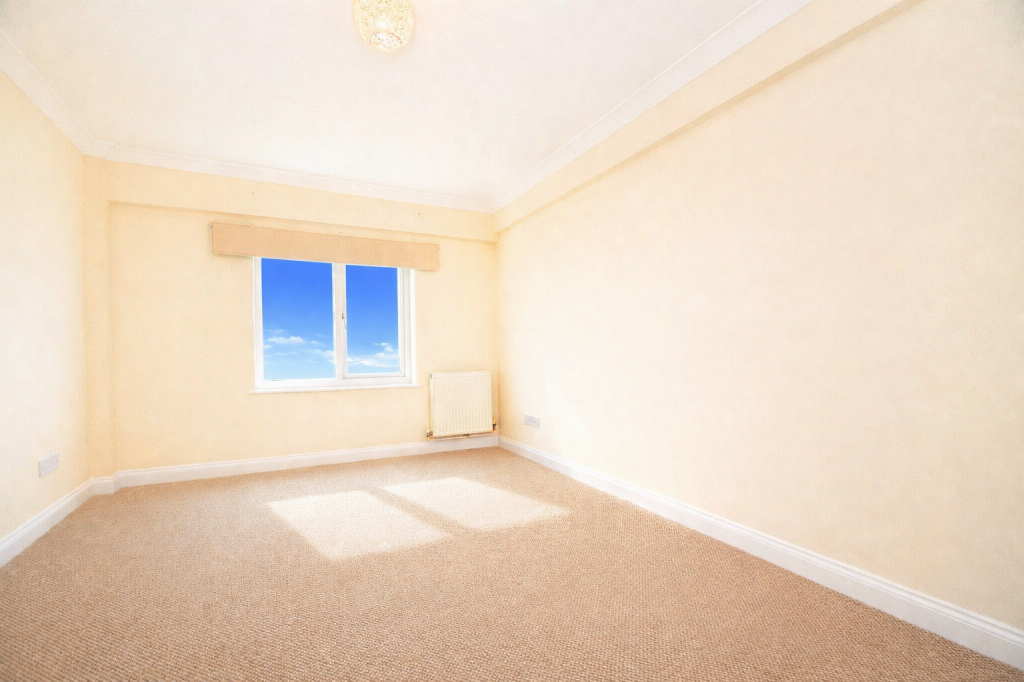 Lot: 73 - TWO-BEDROOM SEAFRONT FLAT WITH PARKING - A view of a bedroom